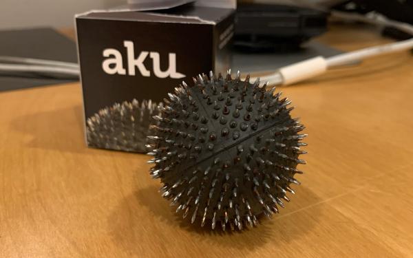一見毒々しいトゲトゲボールで簡単にストレス解消！ツボマッサージ器「AKU」を使ってみました