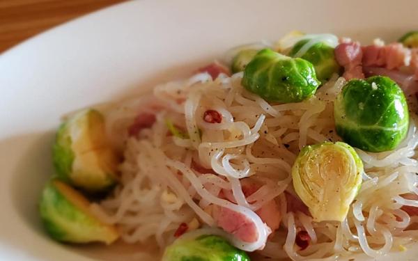 芽キャベツとベーコンの白滝パスタ～geefeeレシピ～